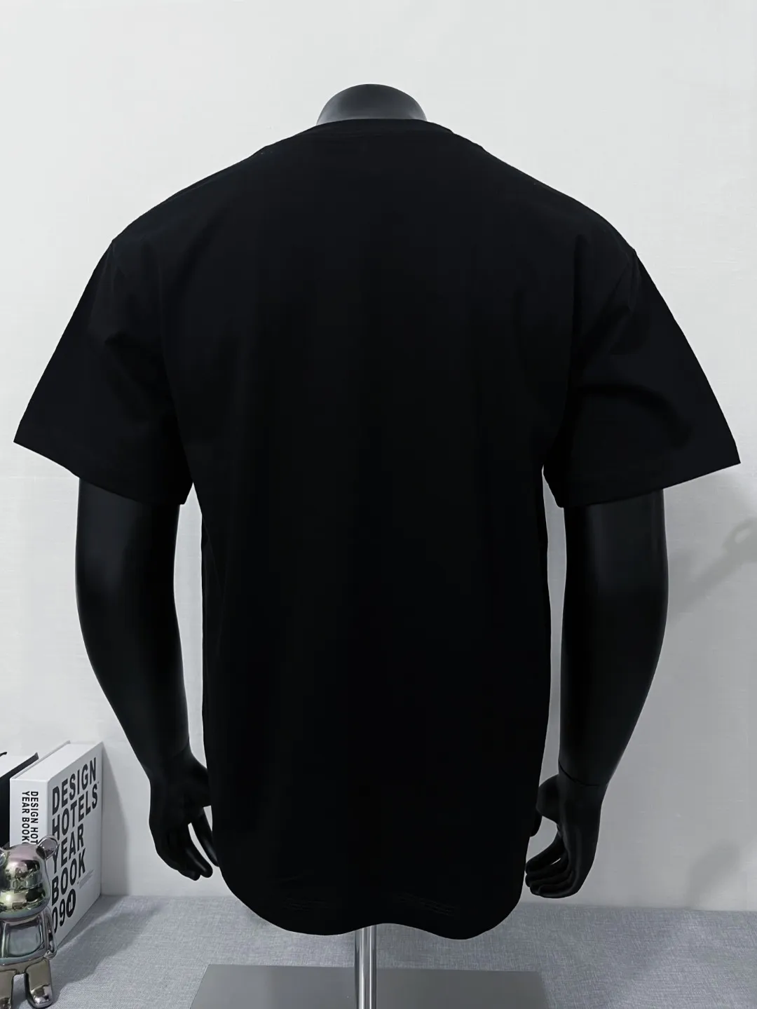 P140 Stone Island/Stone Island classic official website is on sale; small logo embroidery and pressed round neck short-sleeved T-shirt, strictly control the size of the logo, neat and clear letters, and the details are consistent with the original version; the original 240g double yarn 100% cotton fabric is selected; the upper body is simple, beautiful and very durable, with three-needle stitching and high-standard workmanship, with complete three-label details, high-temperature washing, soft fabric, better breathability, no shrinkage or deformation after washing, versatile style Match as you like, European size version, colors: black, dark gray, lilac gray, white; sizes XS-L, (L can wear up to 200 pounds)